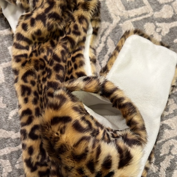 NWOT Children’s Place faux fur leopard hat with attached scarf with pockets - Picture 8 of 8